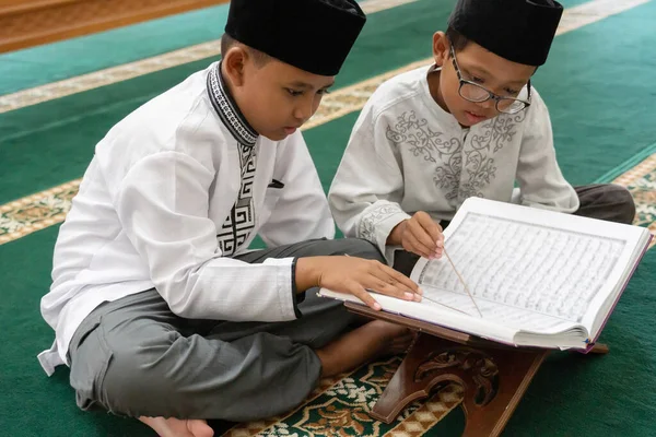Dítě muslim čtení quran — Stock fotografie