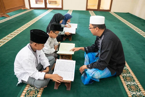 Mengajar muslim anak untuk membaca quran — Stok Foto