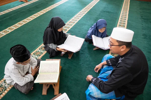 Teaching muslim kid to read quran — Stock Photo, Image