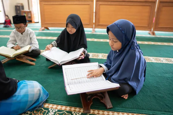 Ребенок мусульманин чтение куран — стоковое фото