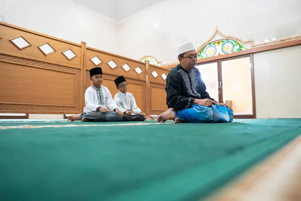 Padre e hijo rezando juntos en la mezquita —  Fotos de Stock