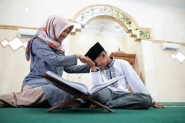 Moslim kind tonen respect voor zijn tepijn — Stockfoto
