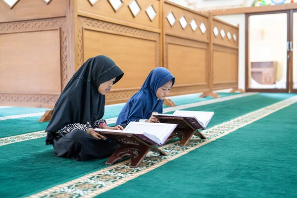 Dvě děti čtou svatý quran — Stock fotografie