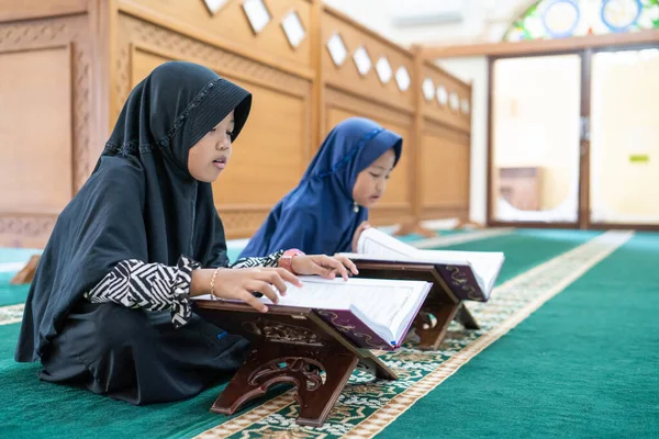 Twee kinderen lezen heilige koran — Stockfoto