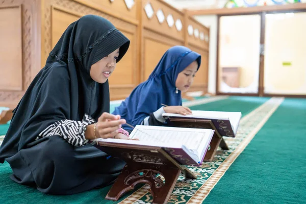 Kid moslim het lezen van koran — Stockfoto