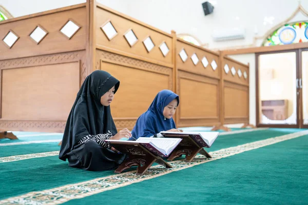 Twee kinderen lezen heilige koran — Stockfoto