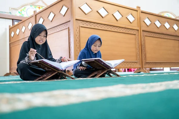 Kid moslim het lezen van koran — Stockfoto