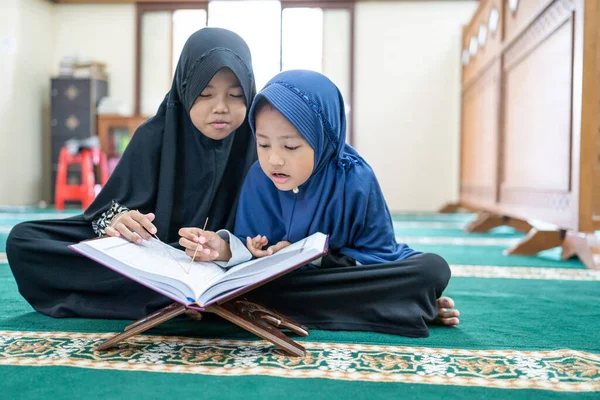 儿童穆斯林I "我在阅读quran — 图库照片