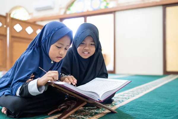 Kid moslim het lezen van koran — Stockfoto