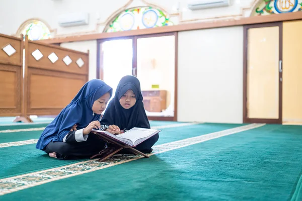 Two kids read holy quran — Stock Photo, Image