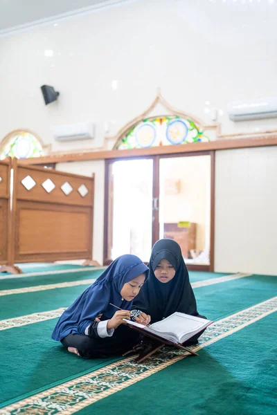 儿童穆斯林I "我在阅读quran — 图库照片