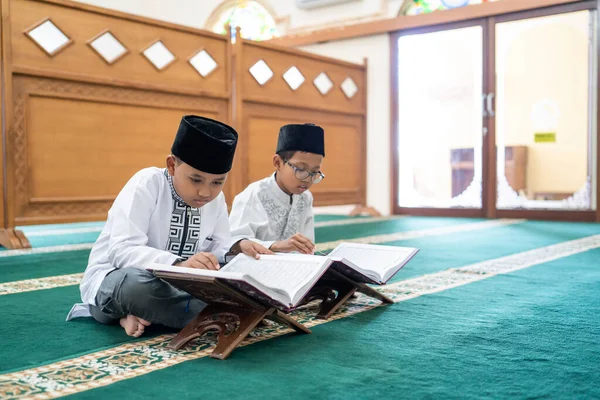 Ребенок мусульманин чтение куран — стоковое фото