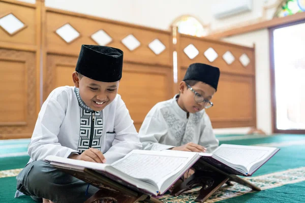 Anak muslim membaca quran — Stok Foto