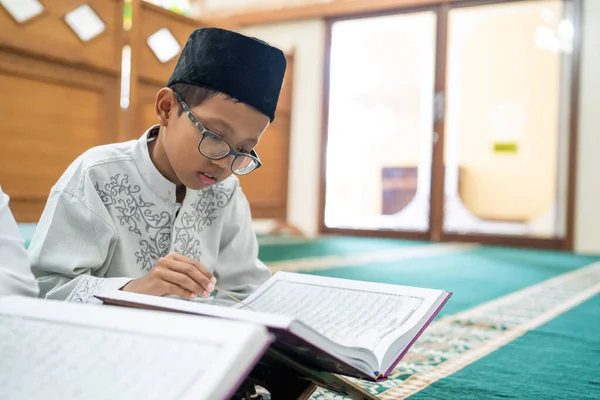 Kid muslim reading quran — Stock Photo, Image