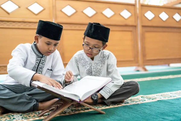 Anak muslim membaca quran — Stok Foto