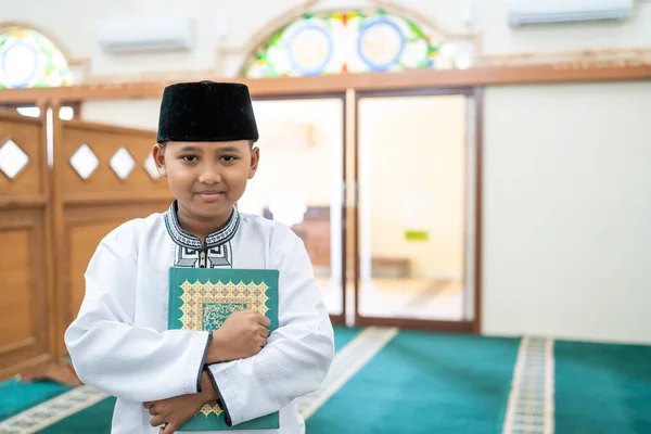 Muzułmanin chłopiec trzyma święty Koran — Zdjęcie stockowe