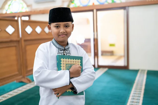 Müslüman çocuk kutsal Kuran 'ı tutuyor. — Stok fotoğraf