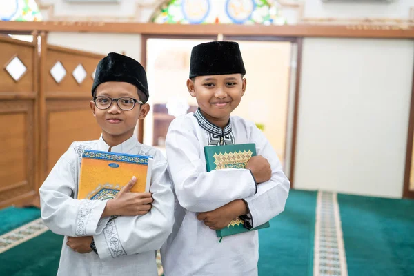 Dua anak laki-laki memegang quran suci — Stok Foto
