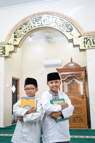 Två pojkar som håller heliga Koranen — Stockfoto