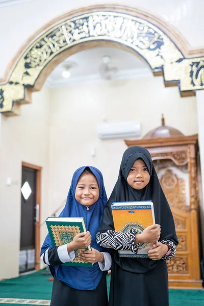 Gadis muslim yang memegang quran — Stok Foto