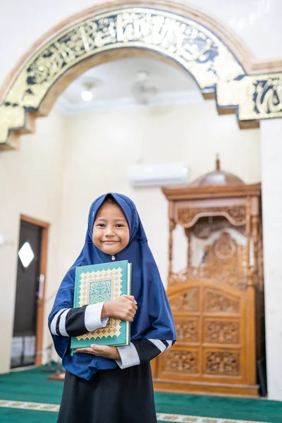 Young kid holding quran praying — Stock Photo, Image