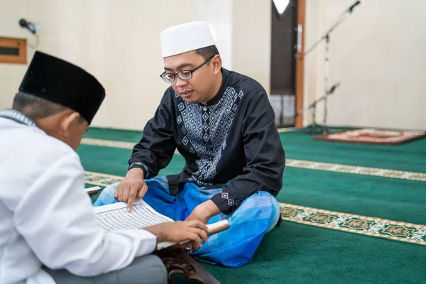 Mengajar muslim anak untuk membaca quran — Stok Foto