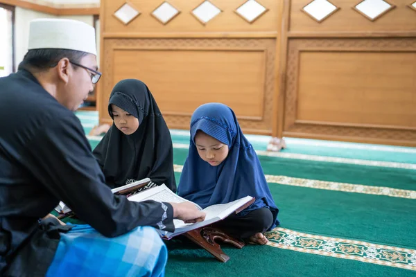 Dziecko uczy się czytać Koran — Zdjęcie stockowe