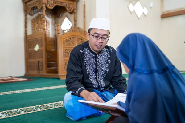 Διδασκαλία παιδί μουσουλμάνος να διαβάσει Quran — Φωτογραφία Αρχείου