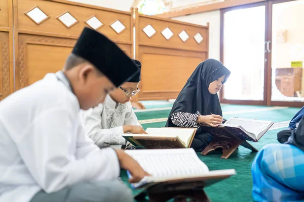 Kid learning to read quran — Stock Photo, Image