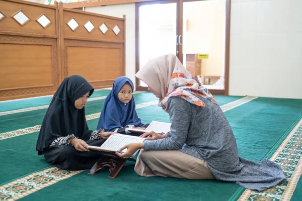 Profesora enseñarle a su estudiante a leer quran —  Fotos de Stock