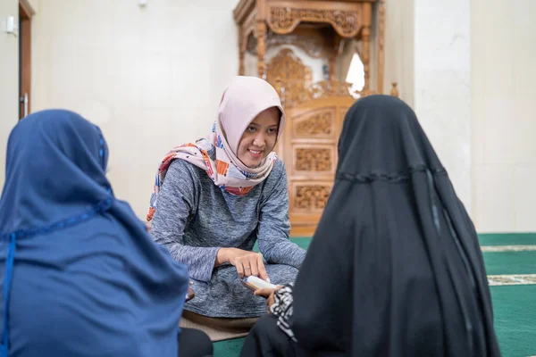 Profesora enseñarle a su estudiante a leer quran —  Fotos de Stock