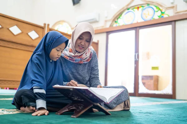 Kobieta nauczyciel uczyć jej uczeń czytać Koran — Zdjęcie stockowe