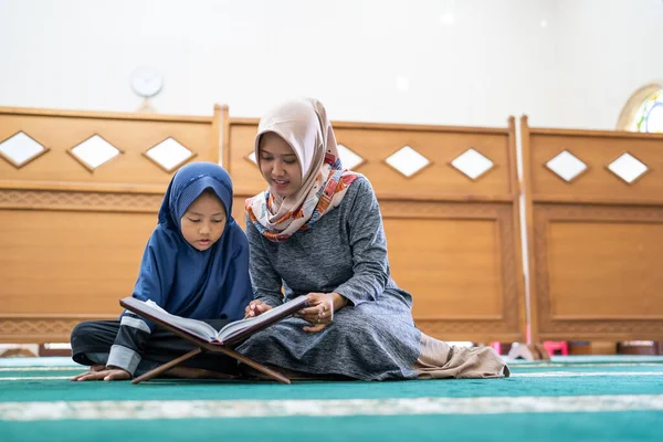 Дитина вчиться читати Куран — стокове фото