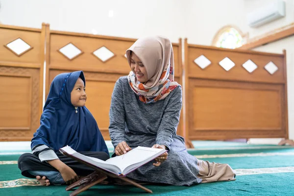 Profesora enseñarle a su estudiante a leer quran —  Fotos de Stock