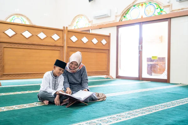 Kid learning to read quran — Stock Photo, Image