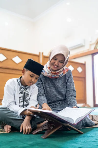 Criança aprendendo a ler o Alcorão — Fotografia de Stock