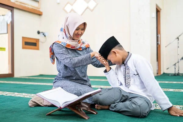 Muslim kid pay respect to his teache — Stock Photo, Image