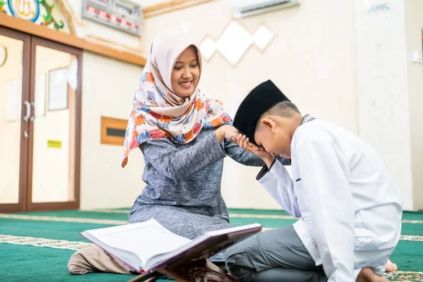 Muslimsk unge visa respekt för sin undervisning — Stockfoto