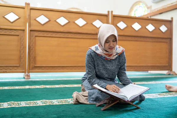 Vacker asiatisk kvinna läser Koranen — Stockfoto