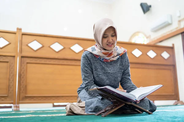 Красивая азиатская женщина читать quran — стоковое фото