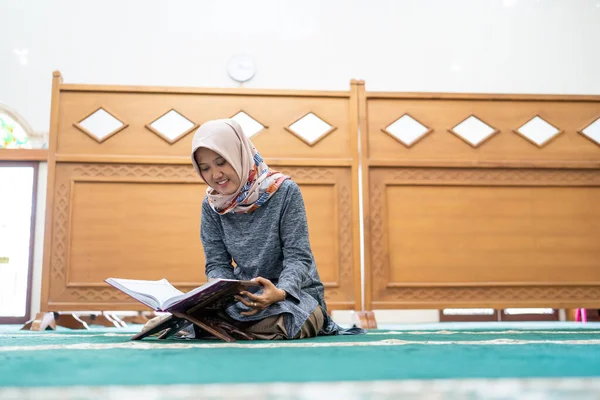 Bela asiático mulher ler quran — Fotografia de Stock