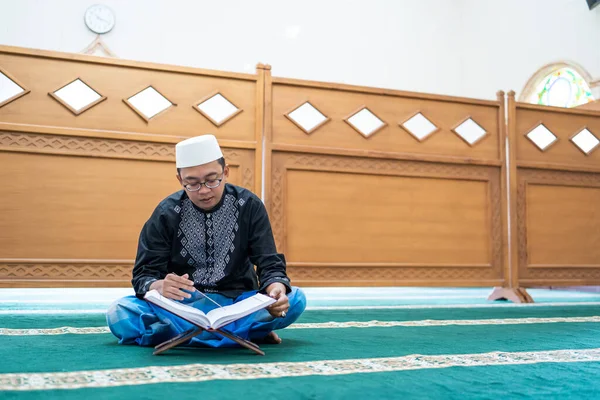 Asiático musulmán macho leer quran — Foto de Stock