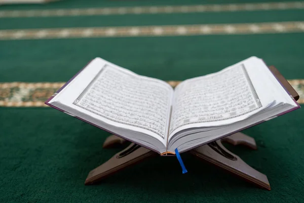 Quran v mešitě — Stock fotografie