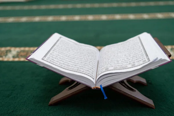 Koran in de moskee — Stockfoto