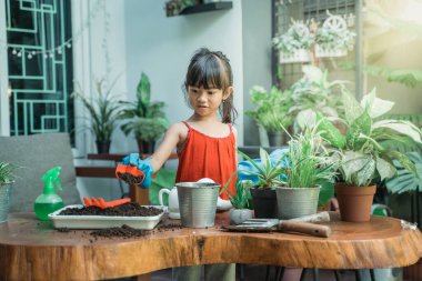 Çocuk yetiştirme ve bahçe işleri.