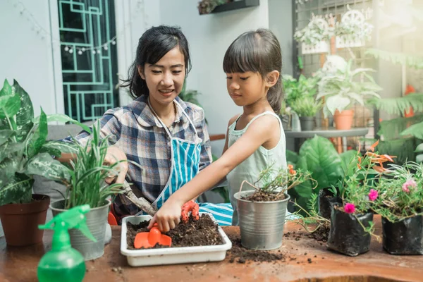 Moeder en haar dochter tuinieren samen — Stockfoto
