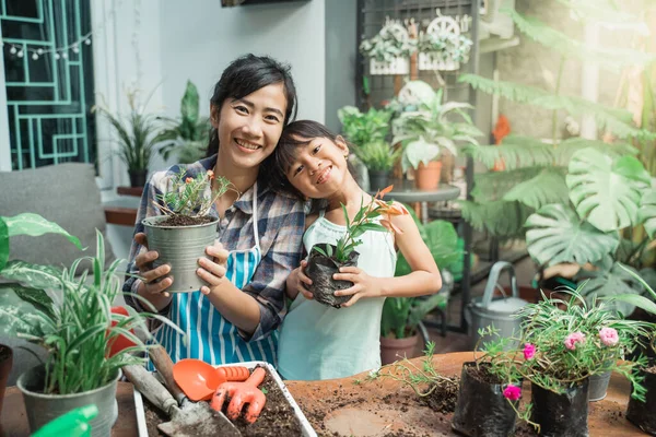 Moeder en dochter tuinieren en planten — Stockfoto
