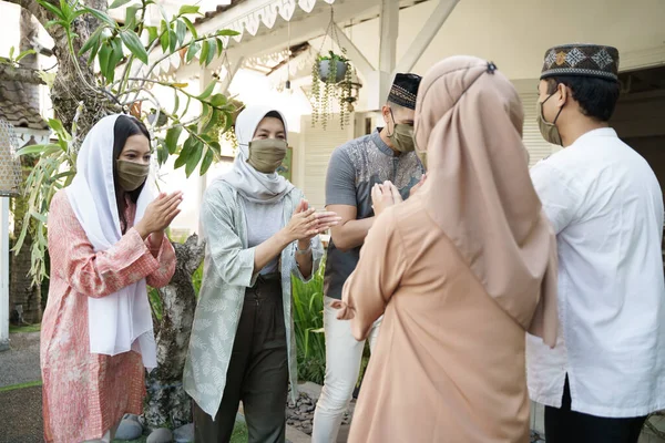 Muslim jarak sosial eid mubarak — Stok Foto