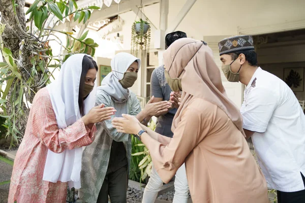 Muslim jarak sosial eid mubarak — Stok Foto