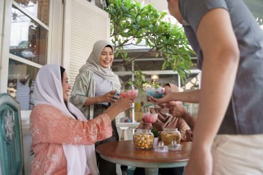 Müslümanlar oruç tutmadan önce tezahürat yapar.